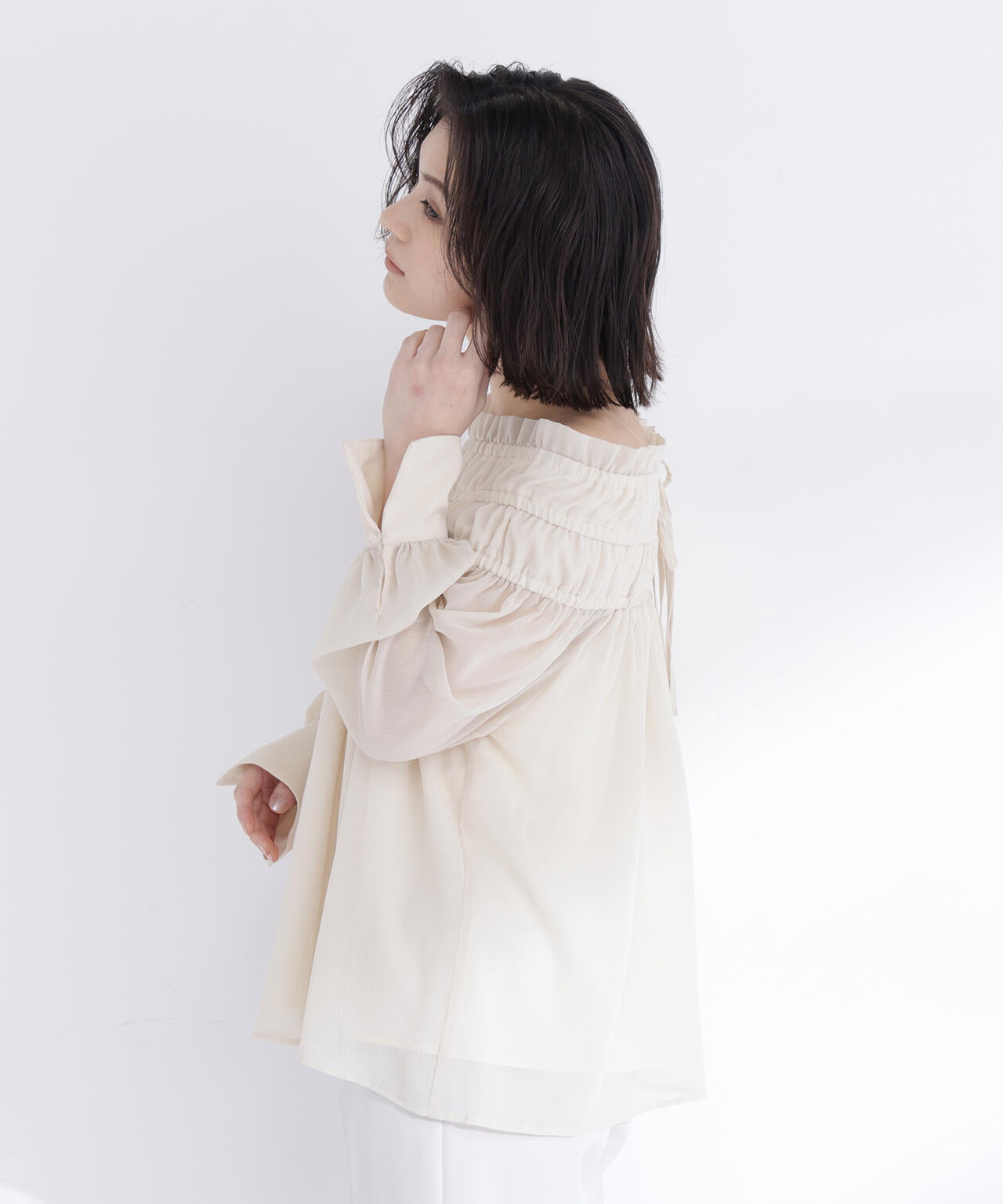 シャーリングショルダーブラウス