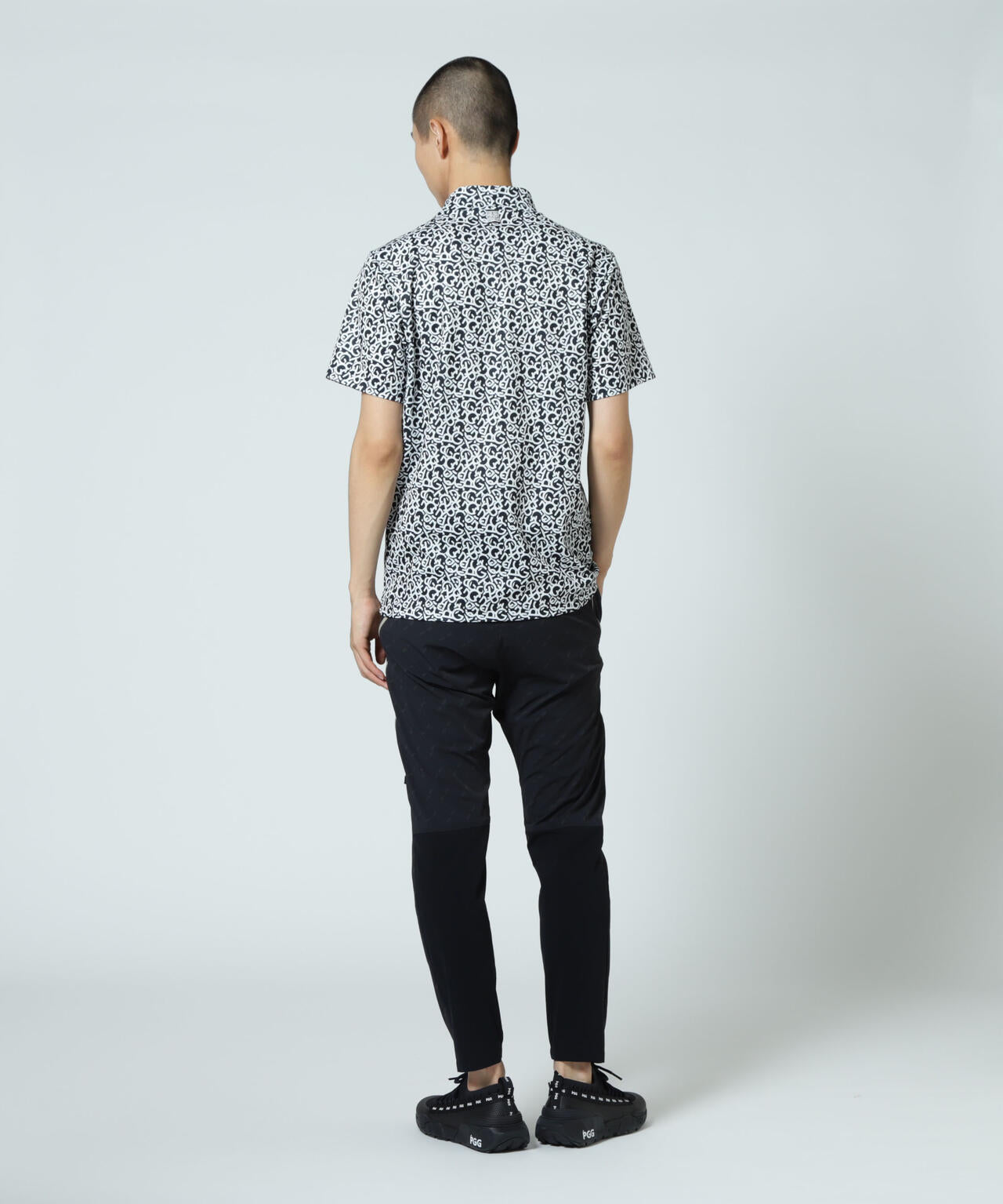【PGG】【直営店舗&公式オンライン限定】エプシロンダブルメッシュ半袖ハイネックカットソー <ロゴ総柄> (MENS)