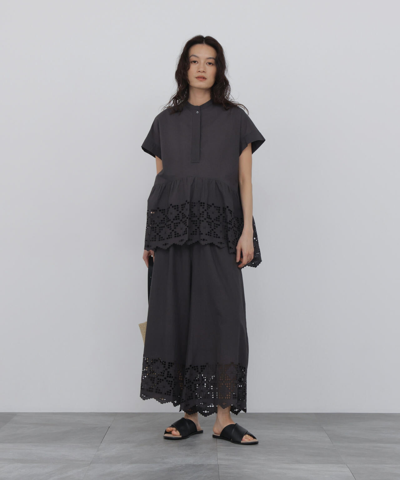 165cm/B:77cm/W:57cm/H:79cm 着用サイズ:M