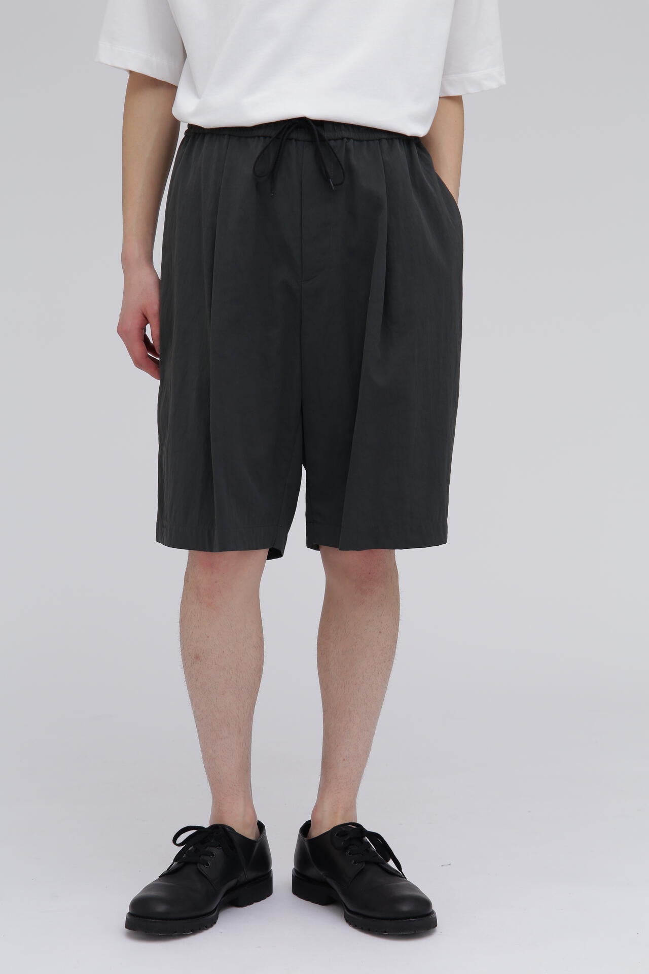ATON / COTTON LINEN VOILE TWO TUCKED EASY SHORTS
