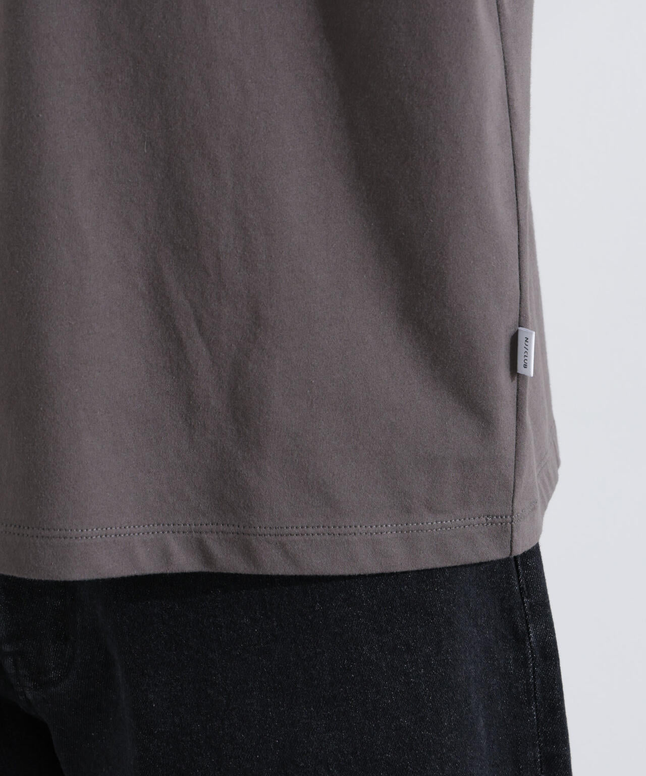 「NJ/CLUB」 ロゴプリントロングスリーブTシャツ