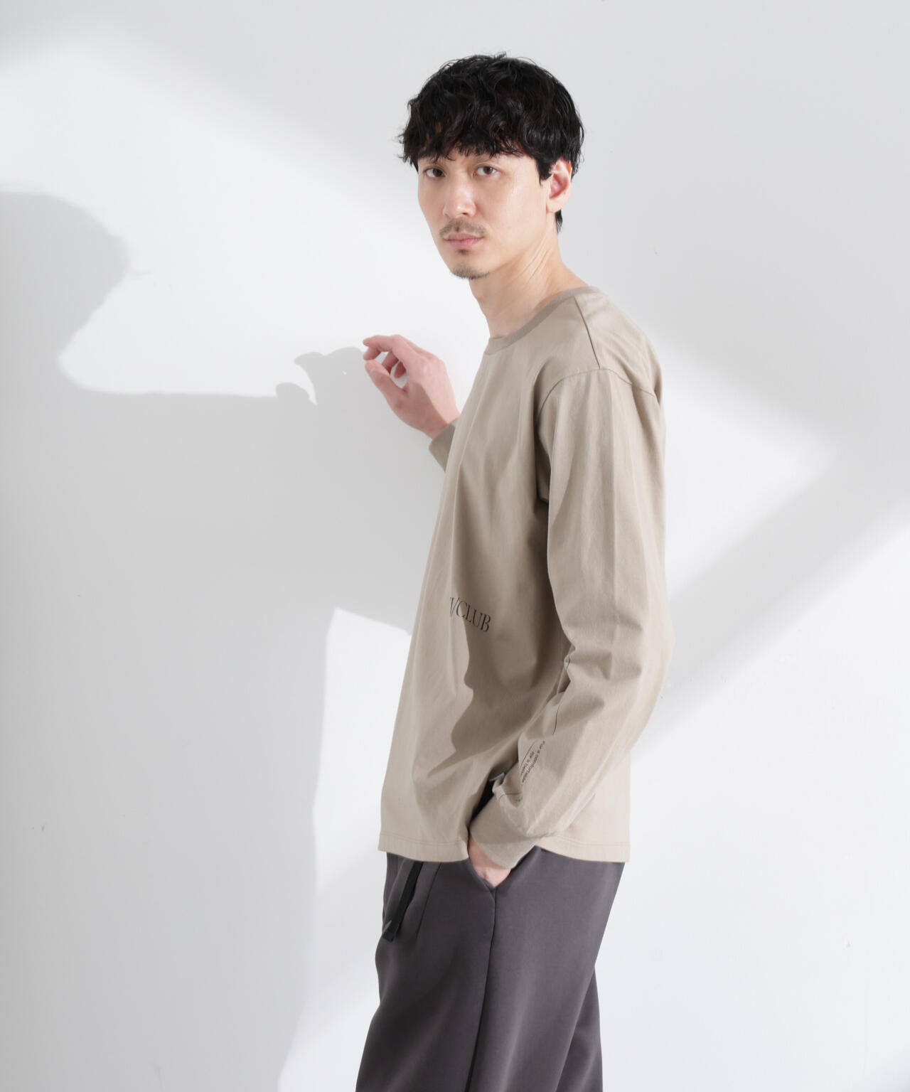 「NJ/CLUB」 ロゴプリントロングスリーブTシャツ
