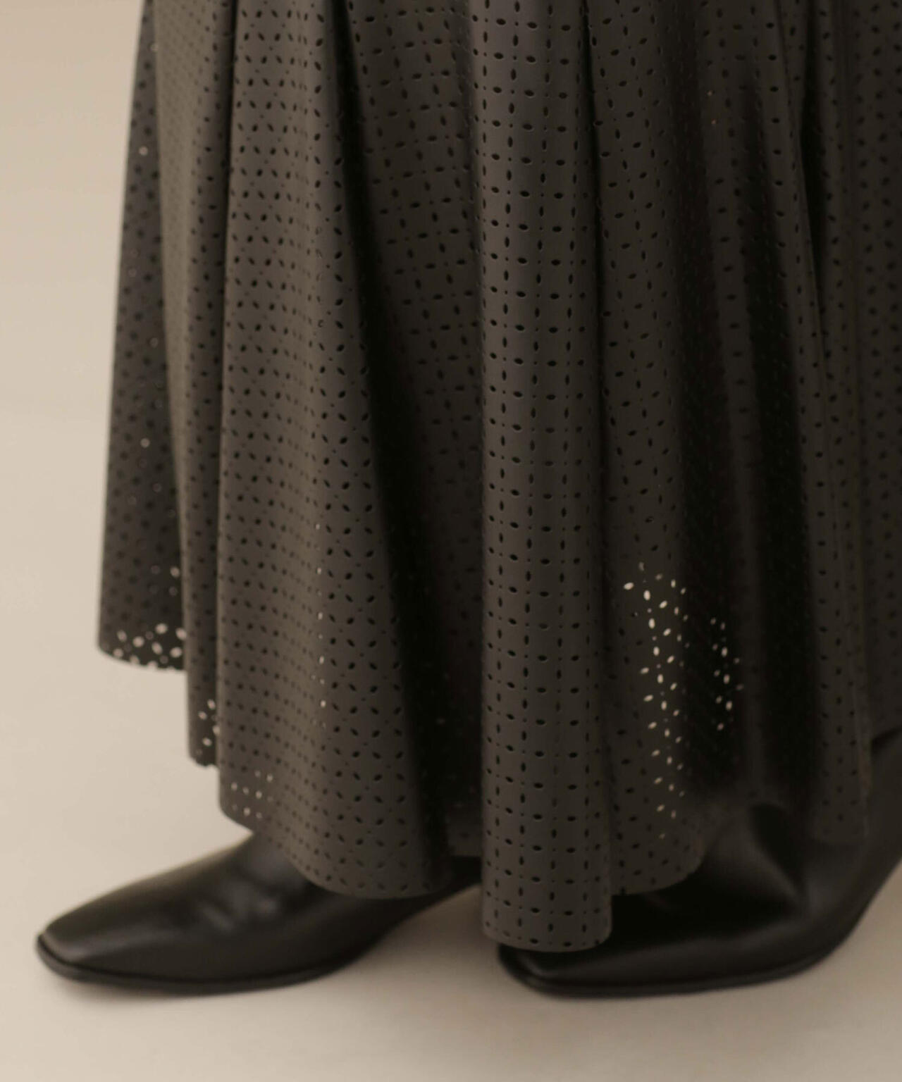 LB.03/パンチングレザースカート