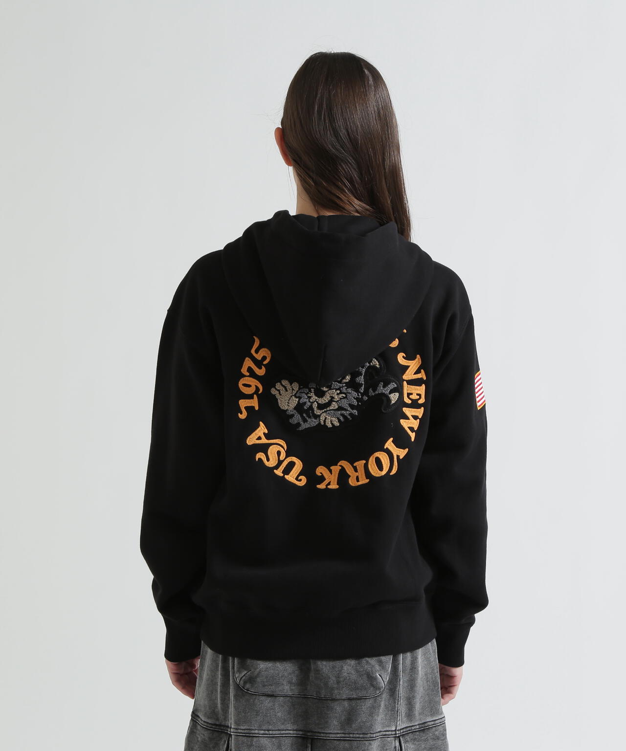 《WOMAN》SAGARA CIRCLE LOGO TOMCAT ZIP PARKA