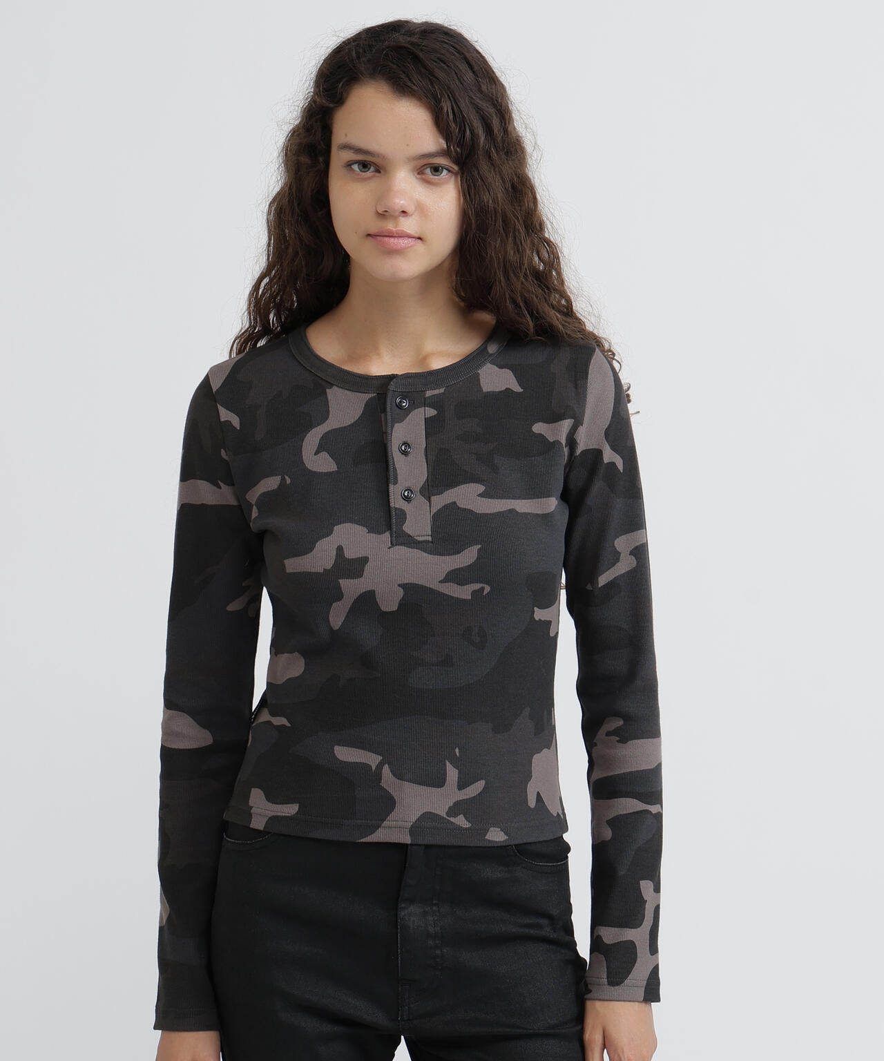 《WEB限定/DAILY/デイリー/WOMAN》RIB CAMO L/S HENLEY NECK T-SHIRT