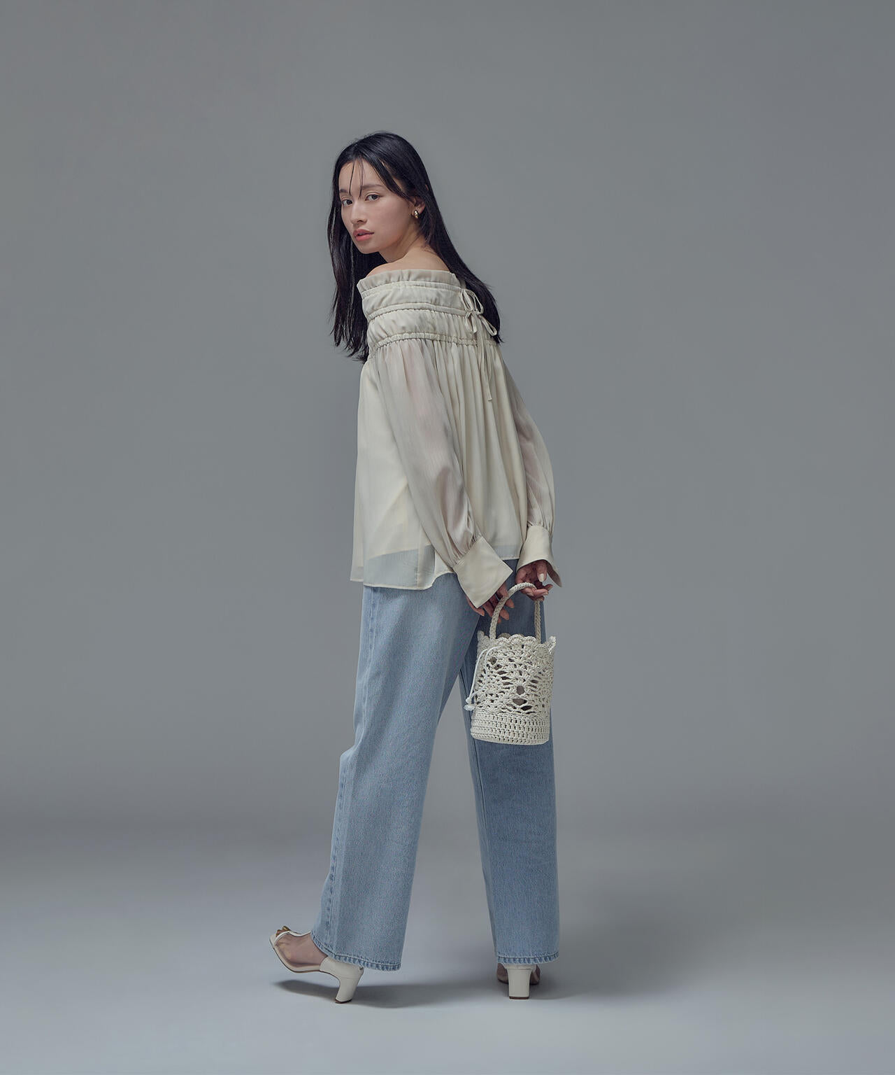 シャーリングショルダーブラウス