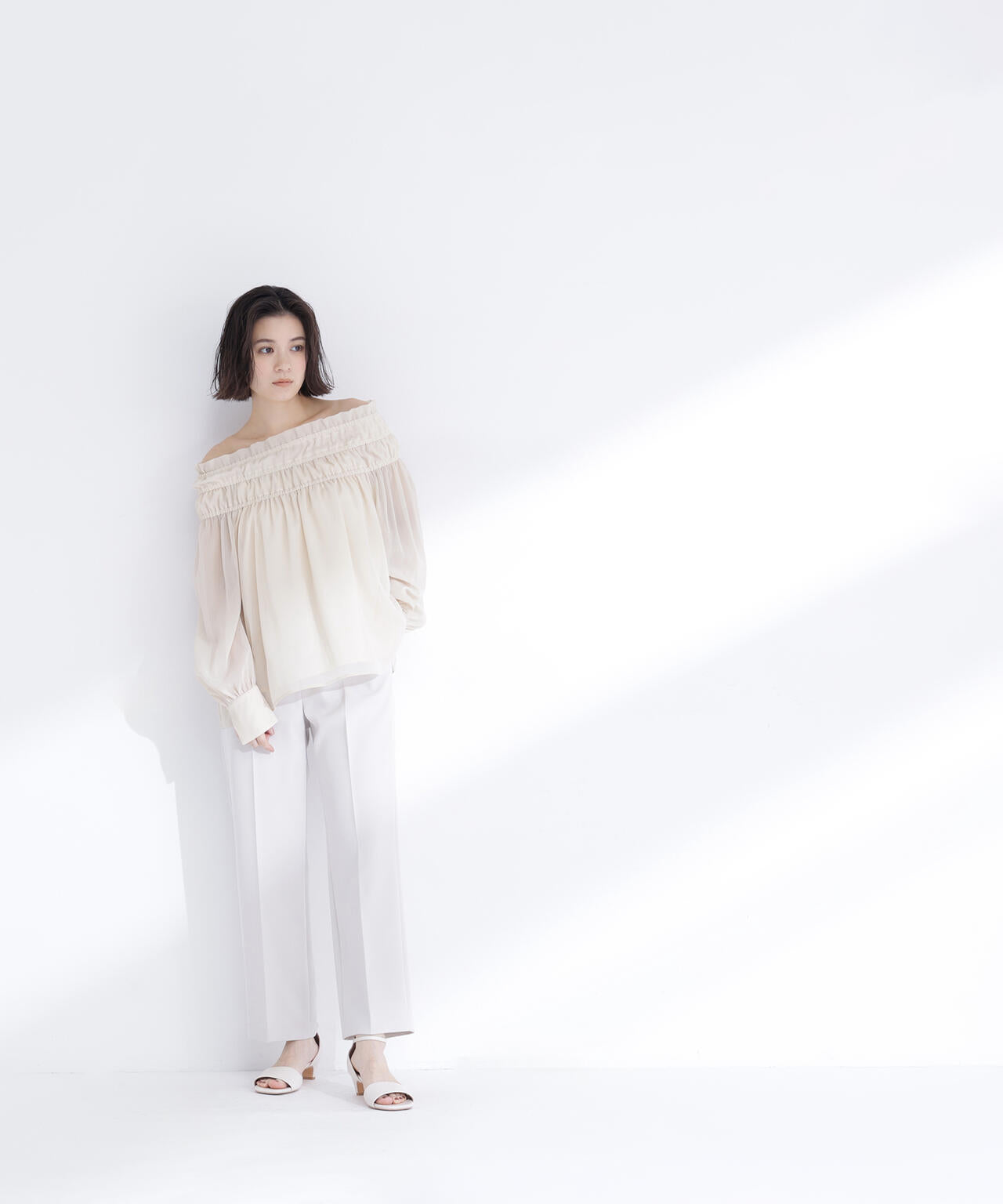 シャーリングショルダーブラウス