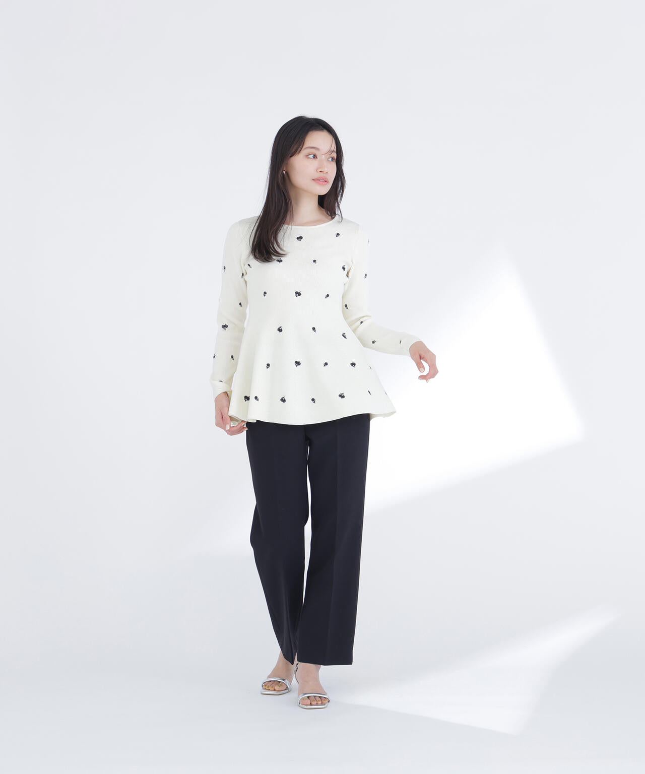 【一部店舗・mixi.mom 限定カラー：ネイビーベース2】刺繍ペプラムニット