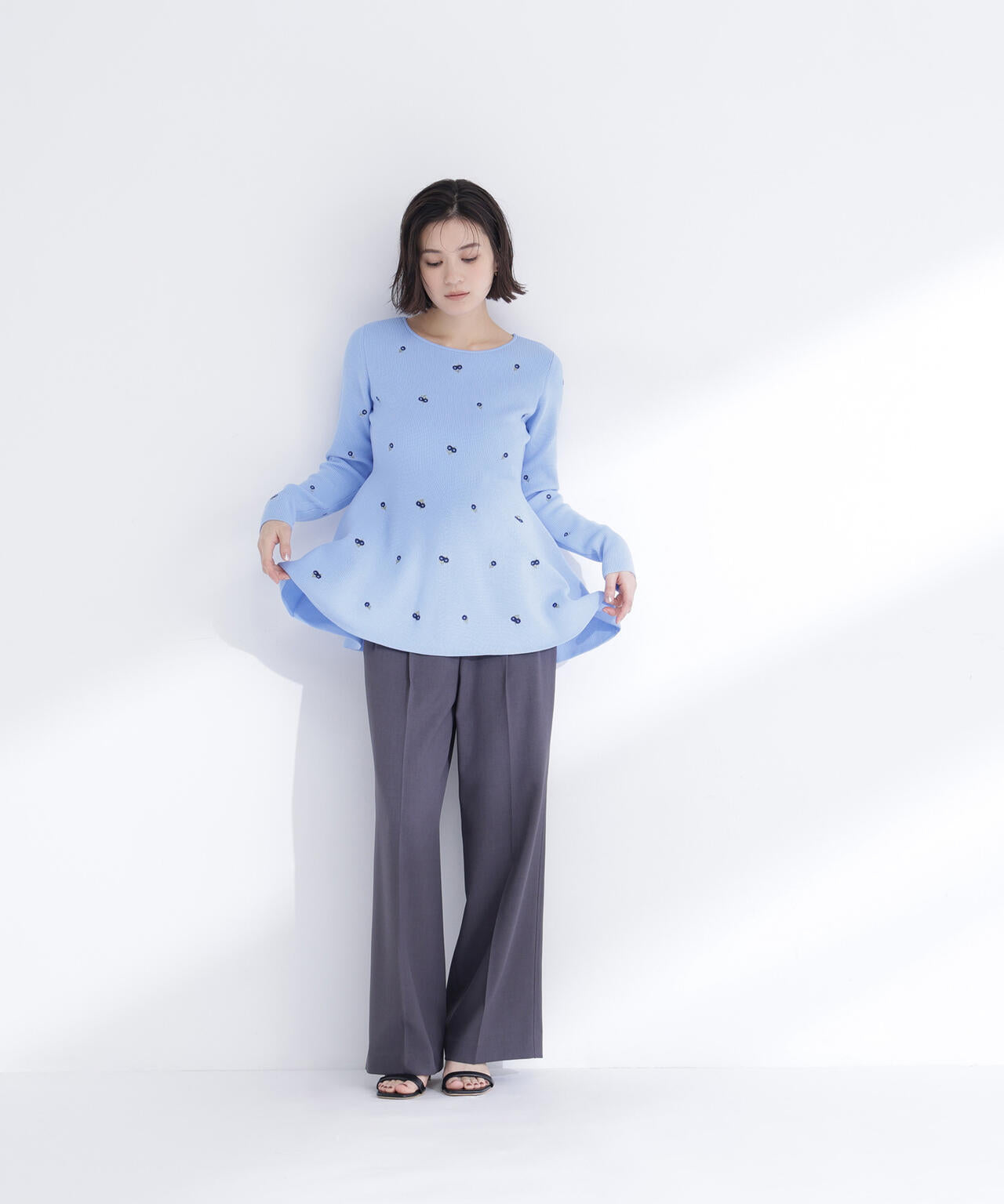 【一部店舗・mixi.mom 限定カラー：ネイビーベース2】刺繍ペプラムニット