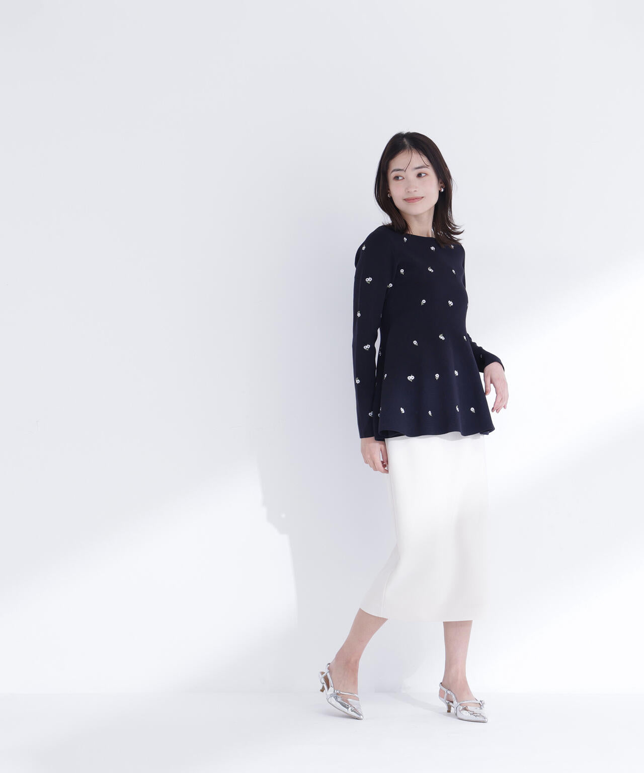 【一部店舗・mixi.mom 限定カラー：ネイビーベース2】刺繍ペプラムニット