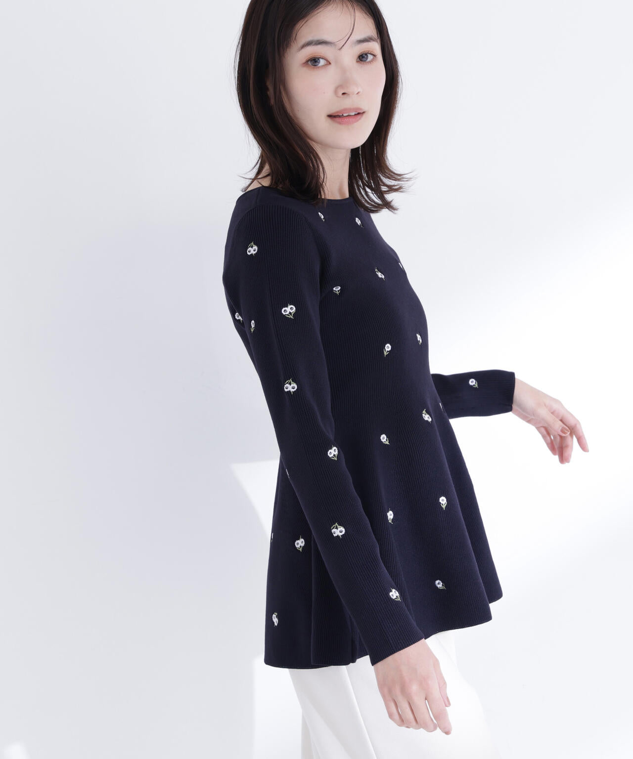 【一部店舗・mixi.mom 限定カラー：ネイビーベース2】刺繍ペプラムニット