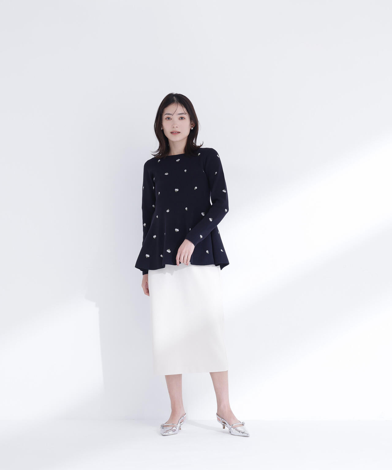 【一部店舗・mixi.mom 限定カラー：ネイビーベース2】刺繍ペプラムニット