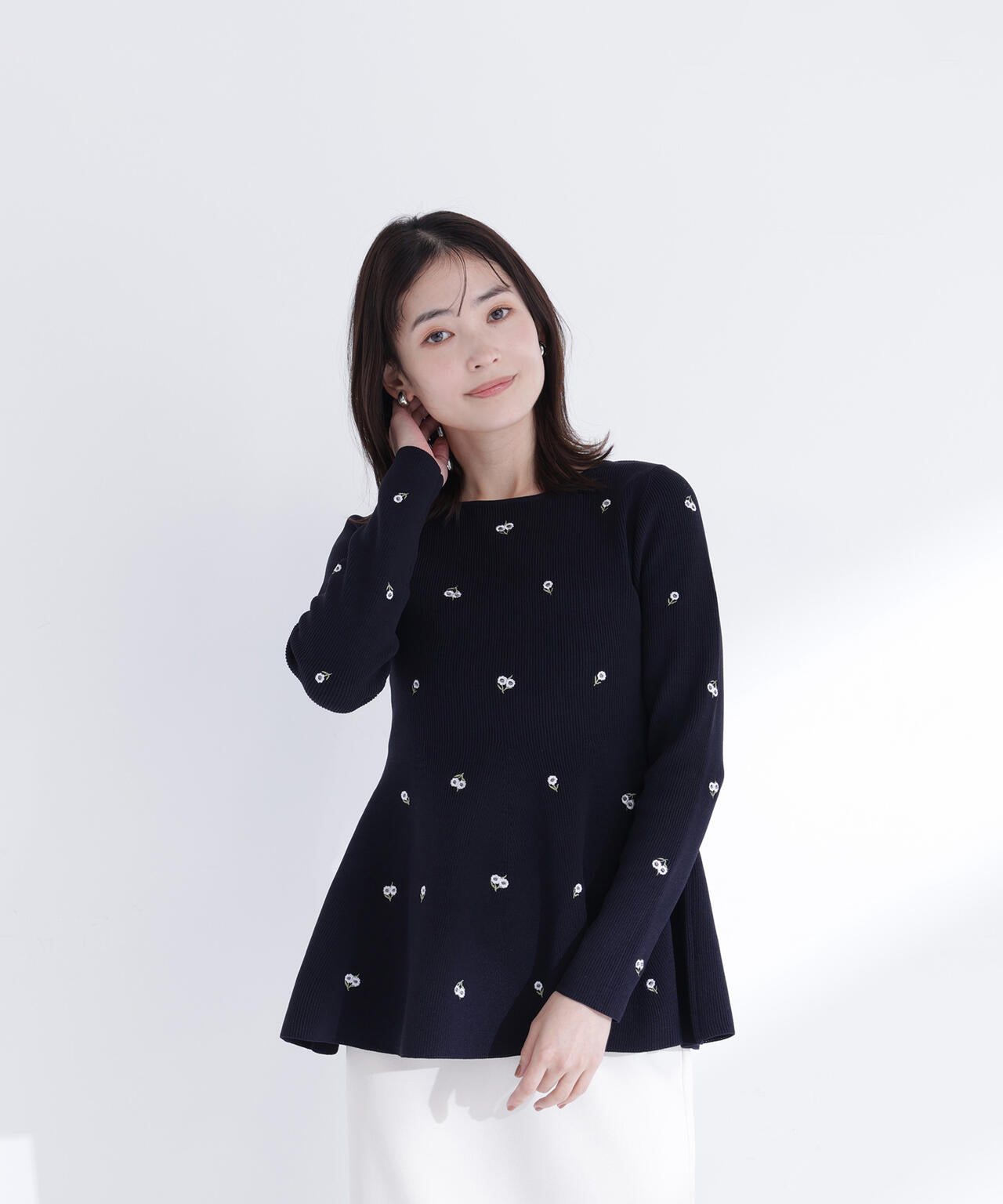 【一部店舗・mixi.mom 限定カラー：ネイビーベース2】刺繍ペプラムニット