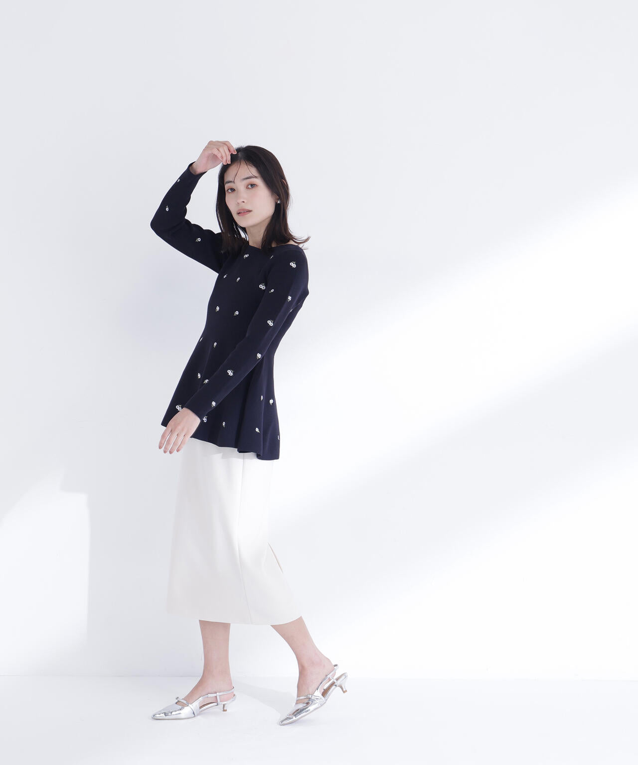 【一部店舗・mixi.mom 限定カラー：ネイビーベース2】刺繍ペプラムニット