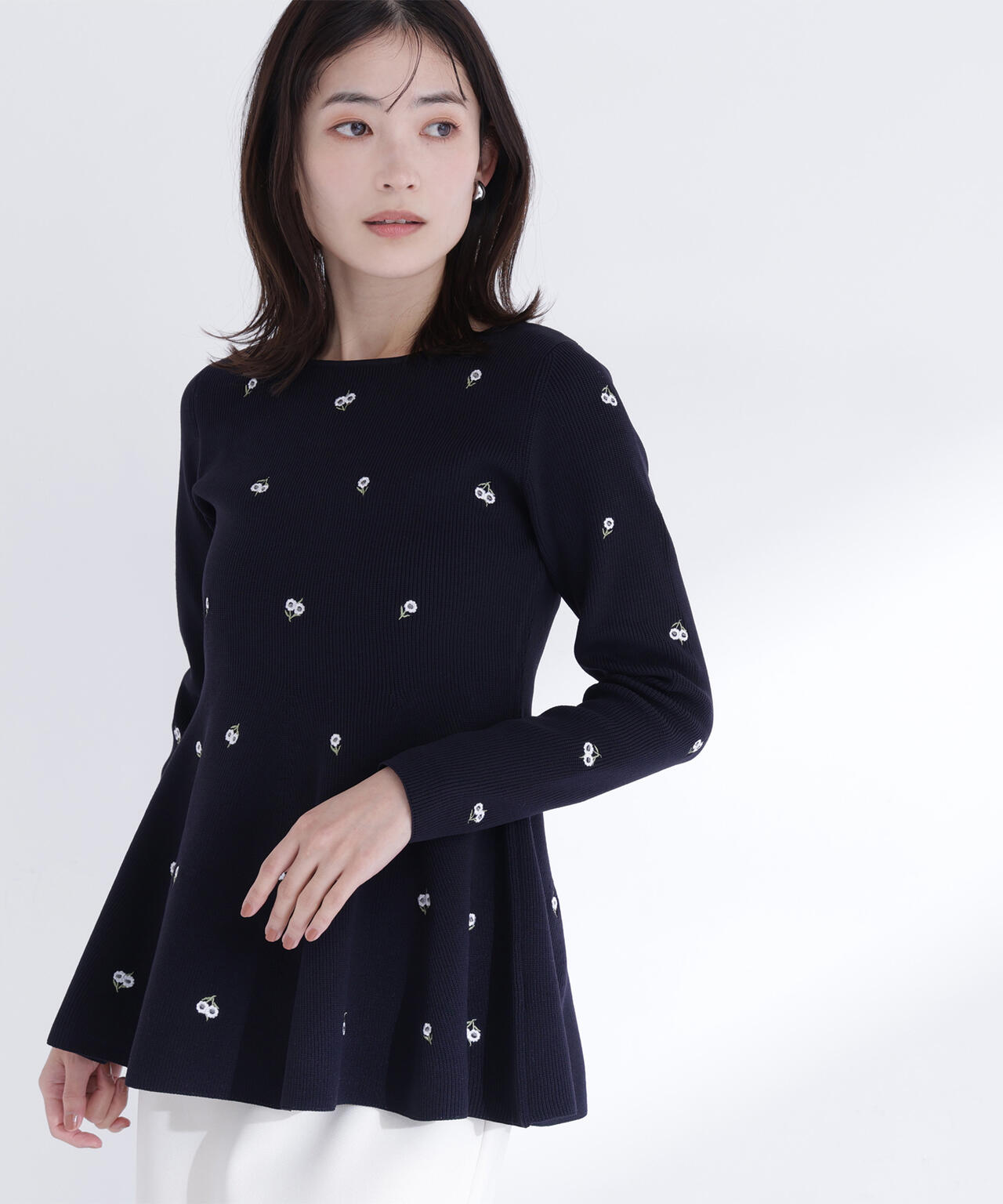 【一部店舗・mixi.mom 限定カラー：ネイビーベース2】刺繍ペプラムニット