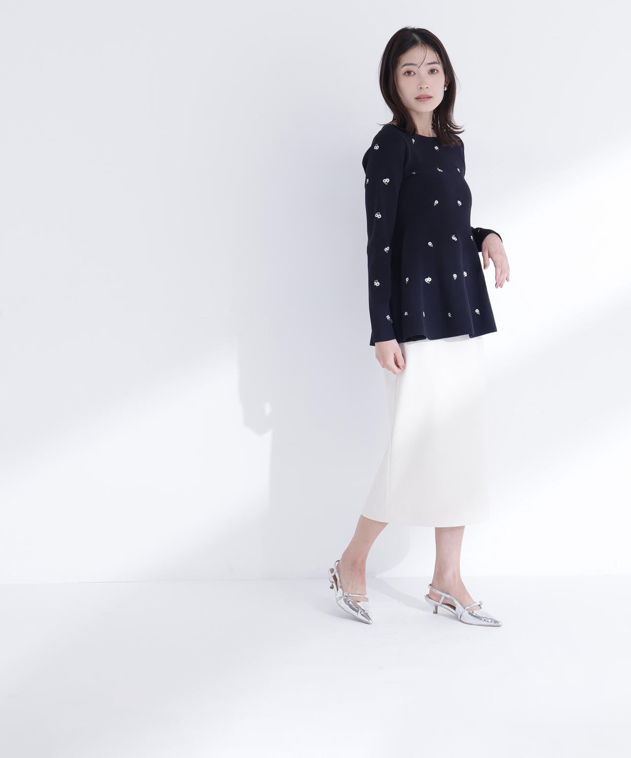 【一部店舗・mixi.mom 限定カラー：ネイビーベース2】刺繍ペプラムニット