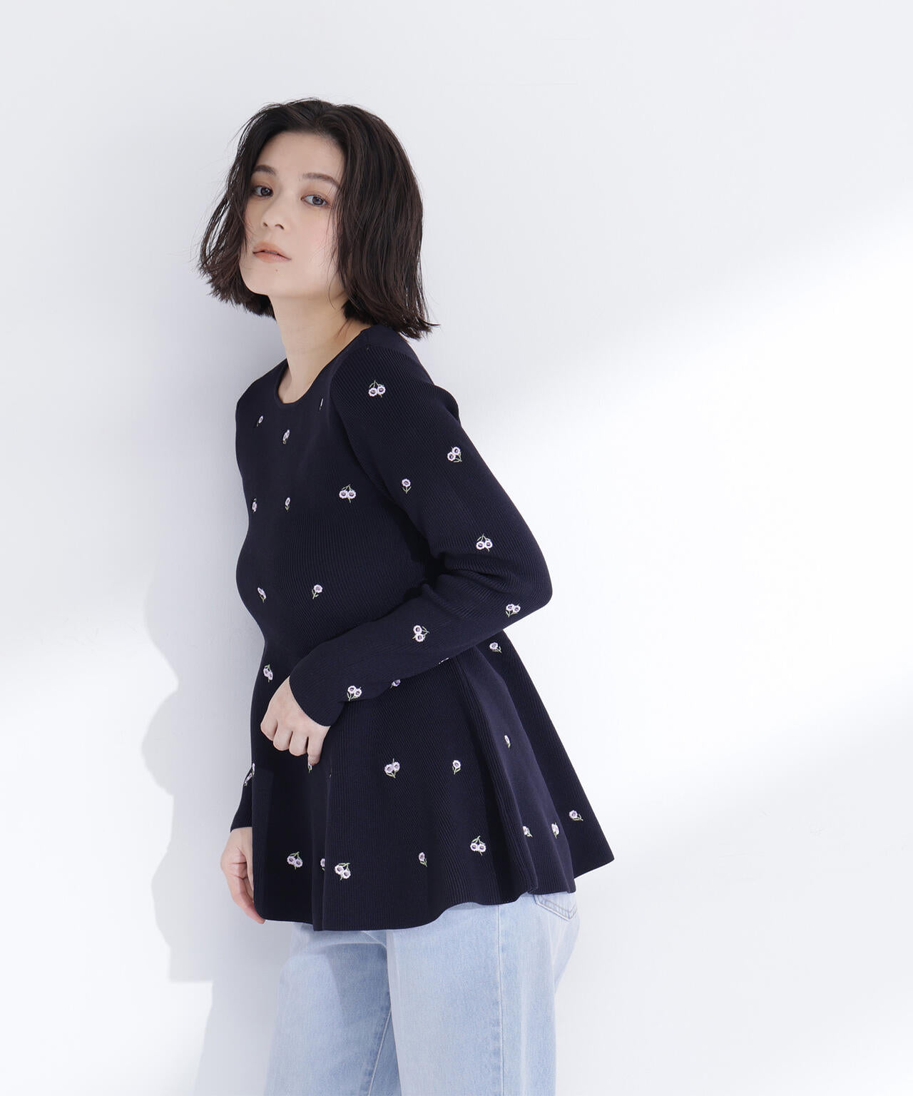 【一部店舗・mixi.mom 限定カラー：ネイビーベース2】刺繍ペプラムニット