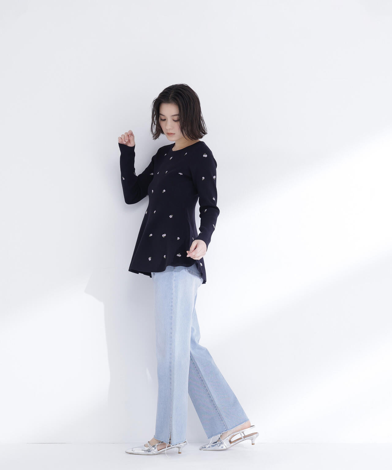 【一部店舗・mixi.mom 限定カラー：ネイビーベース2】刺繍ペプラムニット