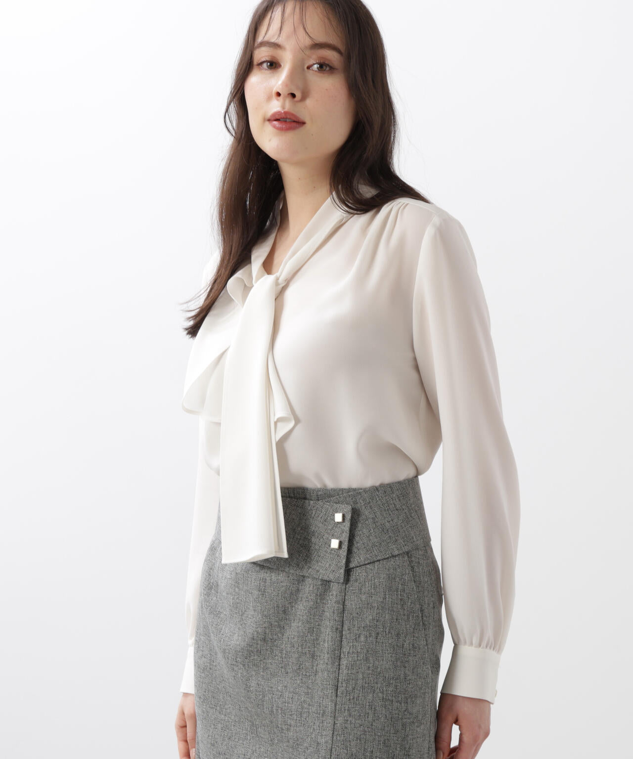 ［WEB/店舗限定カラー］ラッフルアクセントボウタイブラウス