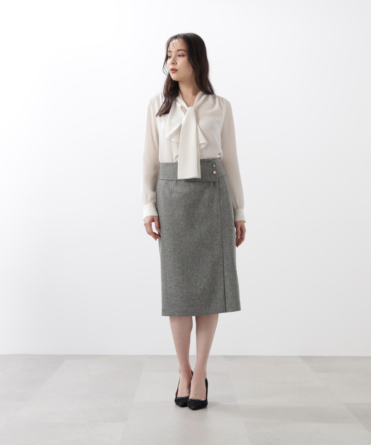 ［WEB/店舗限定カラー］ラッフルアクセントボウタイブラウス