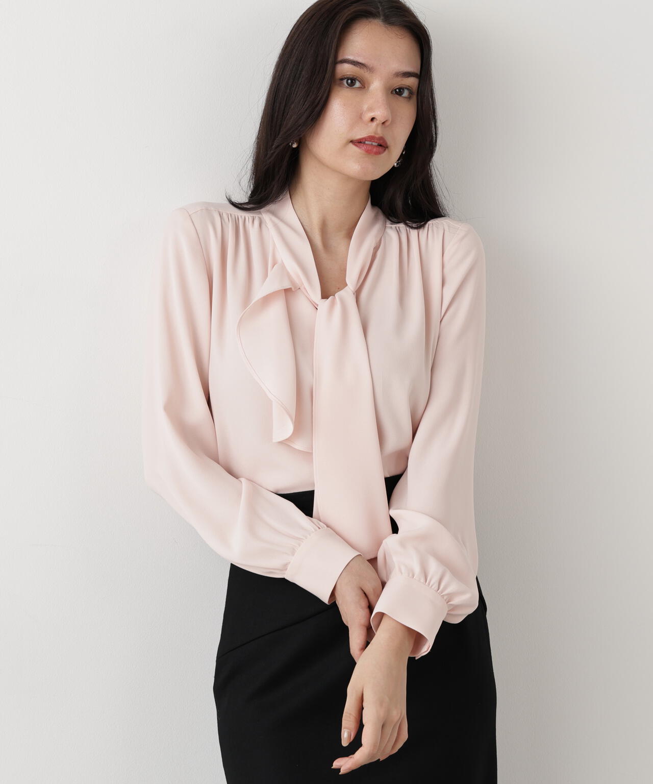 ［WEB/店舗限定カラー］ラッフルアクセントボウタイブラウス