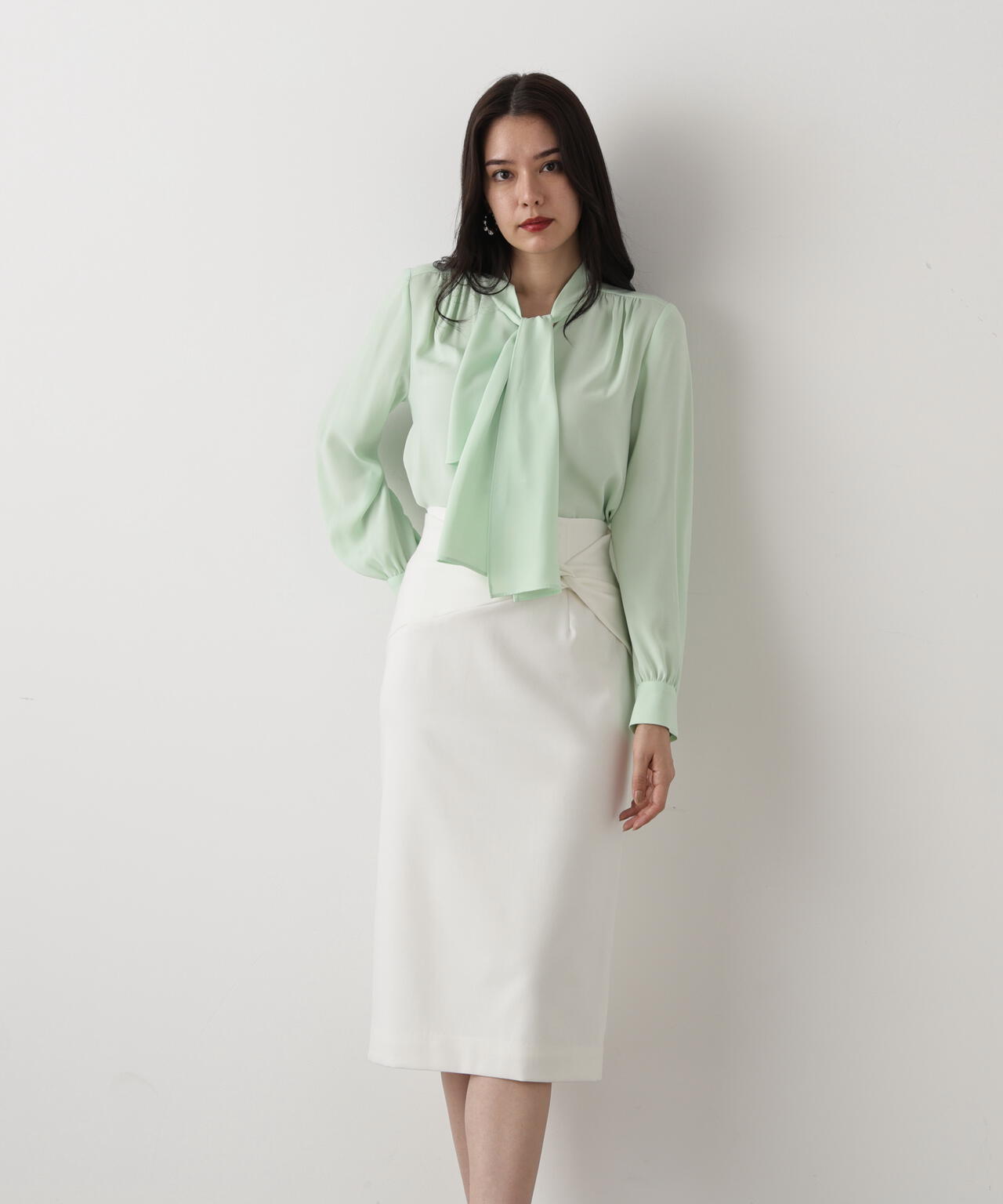 ［WEB/店舗限定カラー］ラッフルアクセントボウタイブラウス