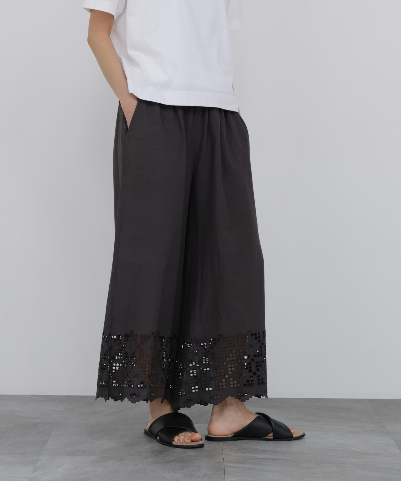 165cm/B:77cm/W:57cm/H:79cm 着用サイズ：M