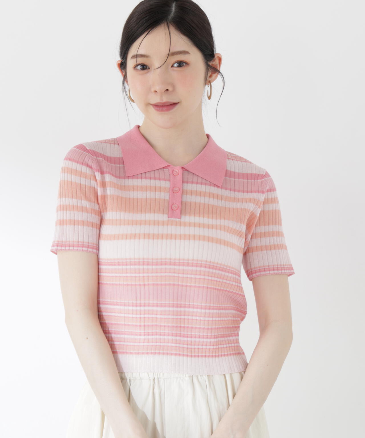 ＜青島心さん着用＞〈a/mie〉ソフトシアーポロ衿ニットトップス