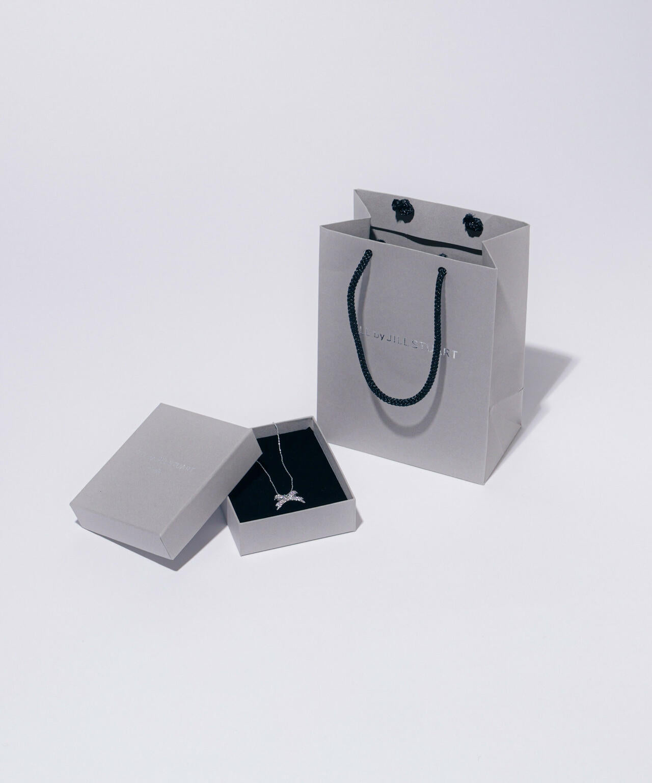 Cubic パヴェリボンネックレス