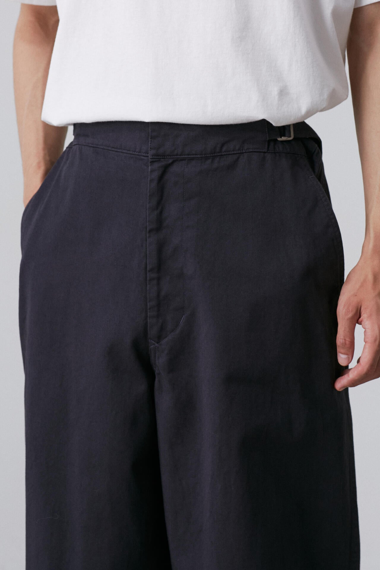 Ｙ / ORGANIC COTTON CHINO ADJUSTER TROUSERS