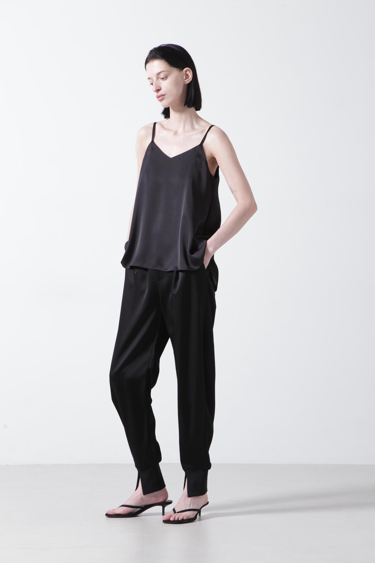 【TV着用】Curvy Jogger Satin Pants