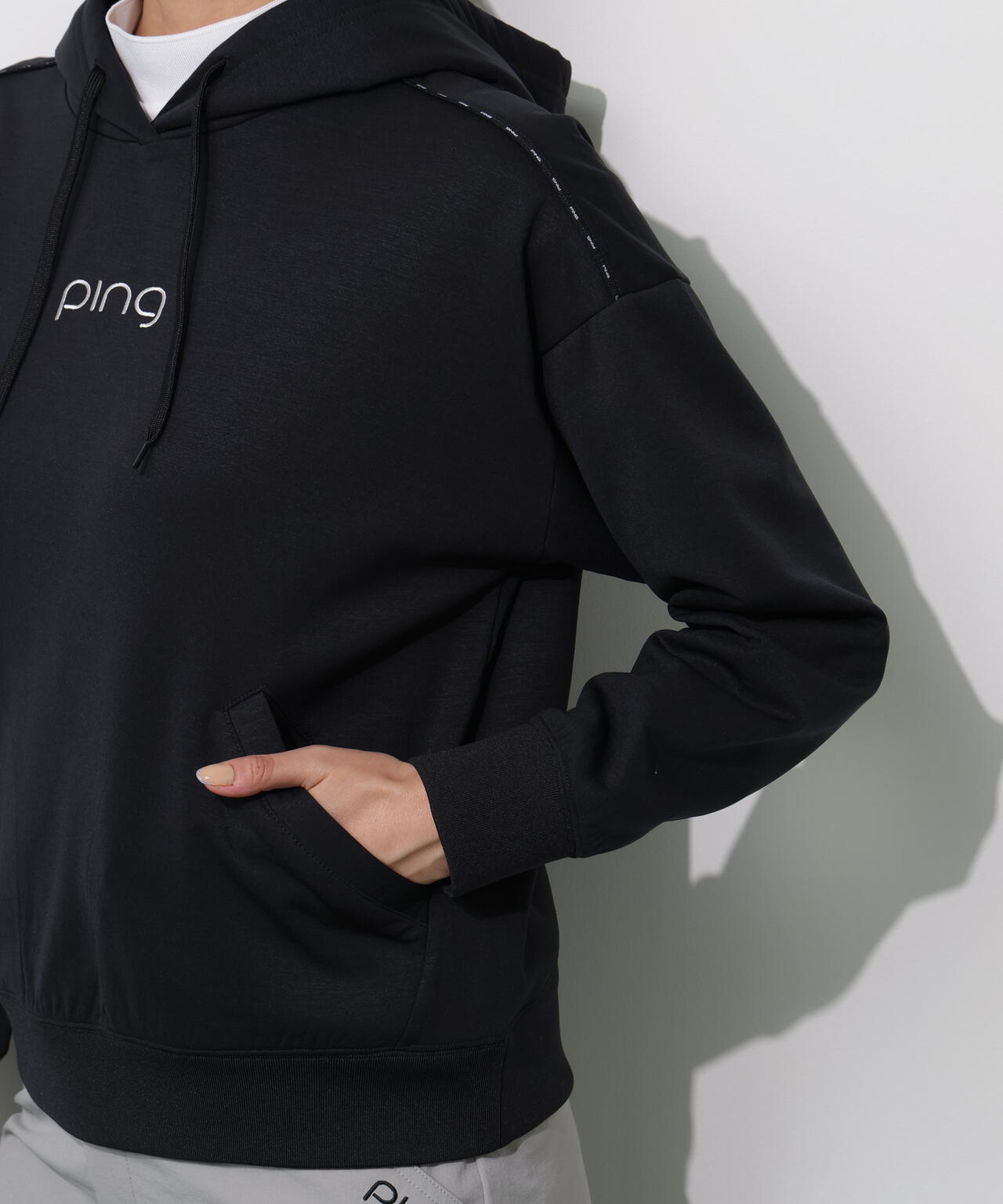 【PING APPAREL】エンボスロゴスウェットフーディプルオーバー ＜GOLD＞ (LADIES)