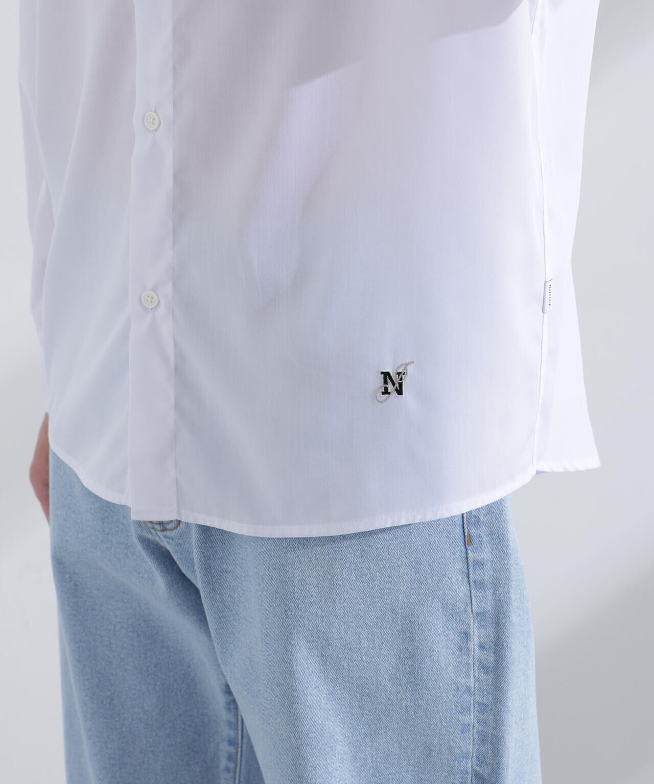 「NJ/CLUB」ロゴ刺繍リラックスレギュラーカラーシャツ