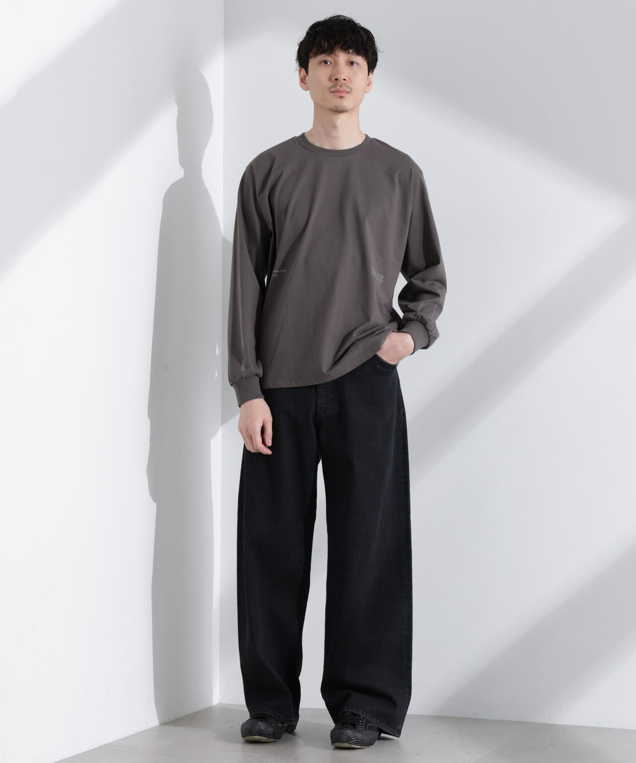 ｢NJ/CLUB｣ ロゴプリントロングスリーブTシャツ