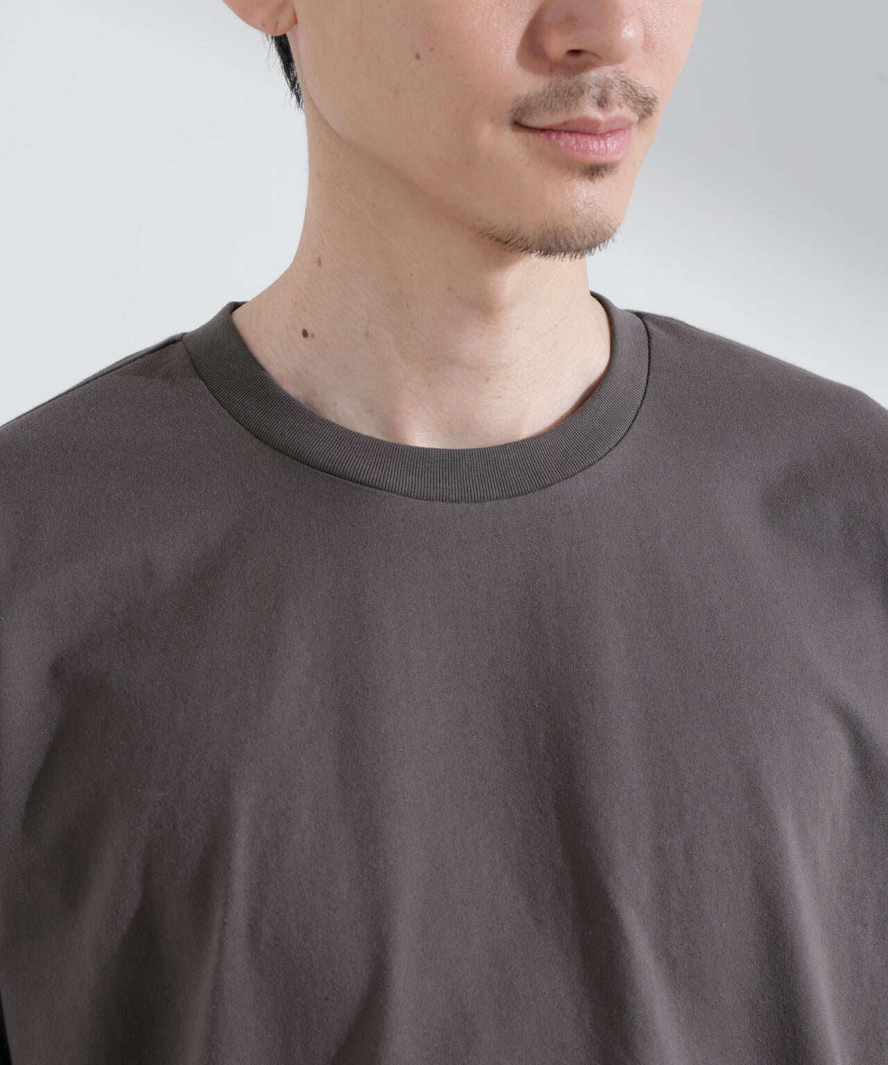 ｢NJ/CLUB｣ ロゴプリントロングスリーブTシャツ
