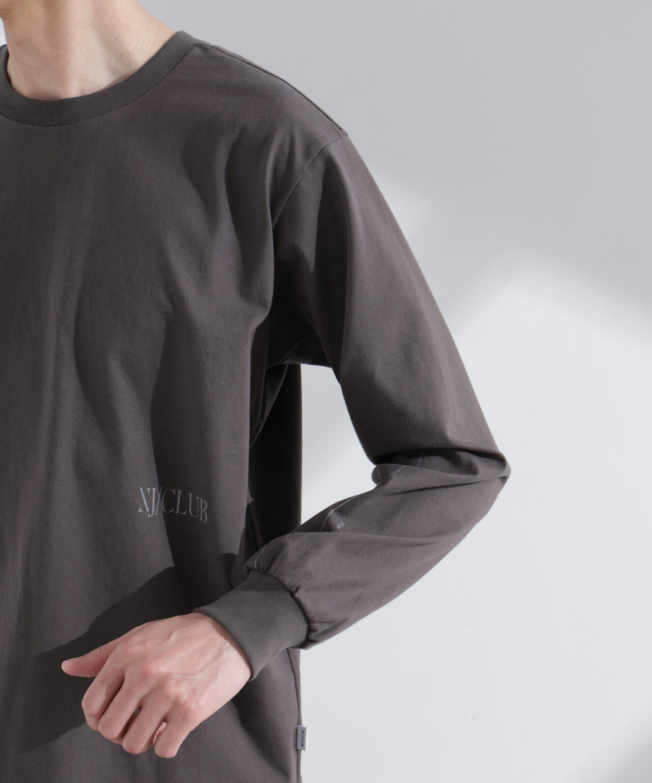 ｢NJ/CLUB｣ ロゴプリントロングスリーブTシャツ
