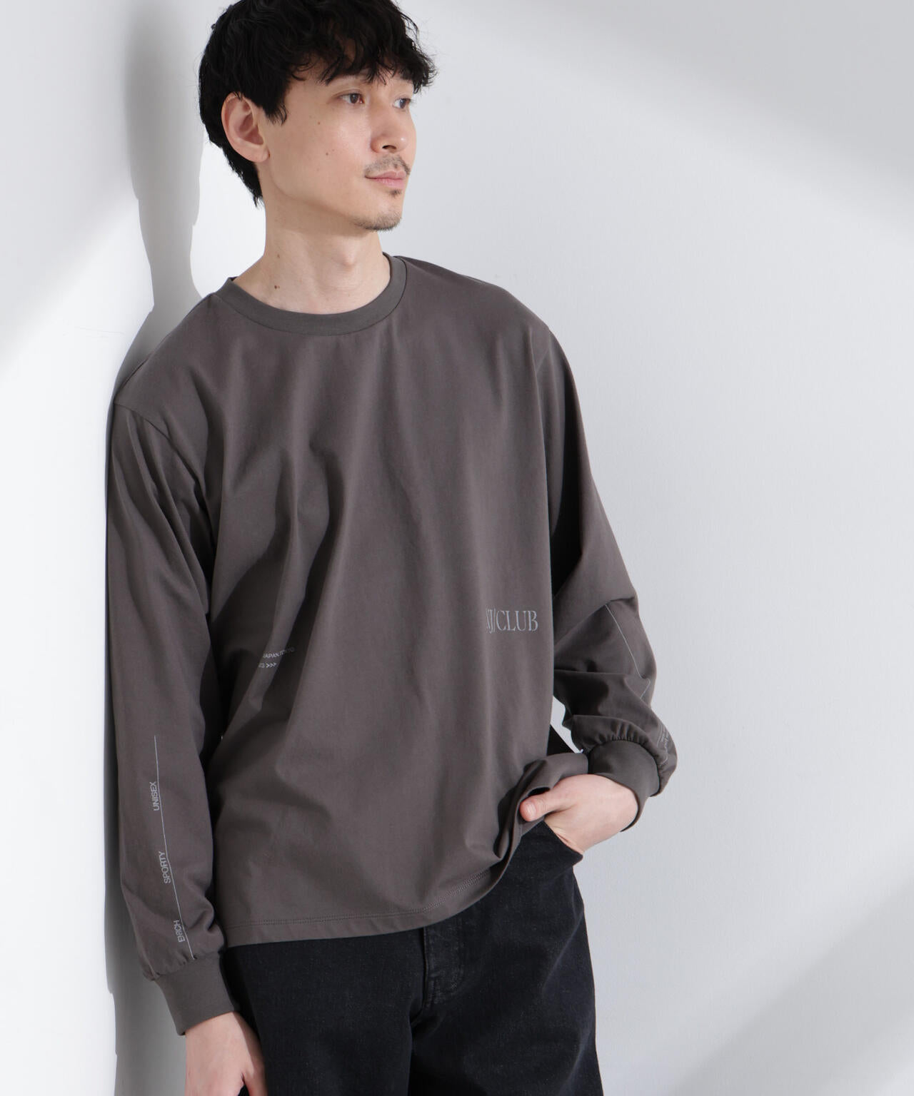 ｢NJ/CLUB｣ ロゴプリントロングスリーブTシャツ