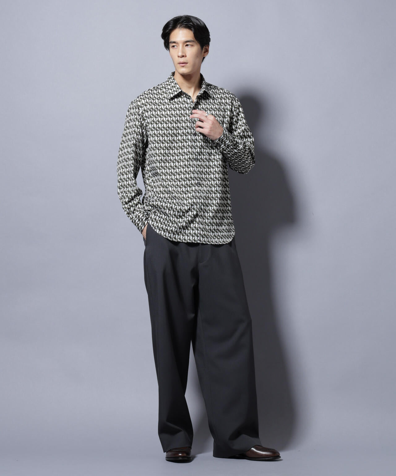 「EDITORIAL PRINT」シルキータッチシャツ