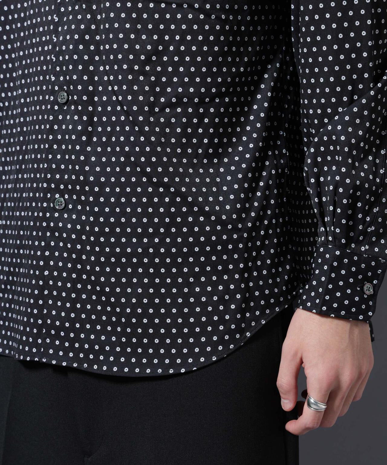 「EDITORIAL PRINT」シルキータッチシャツ