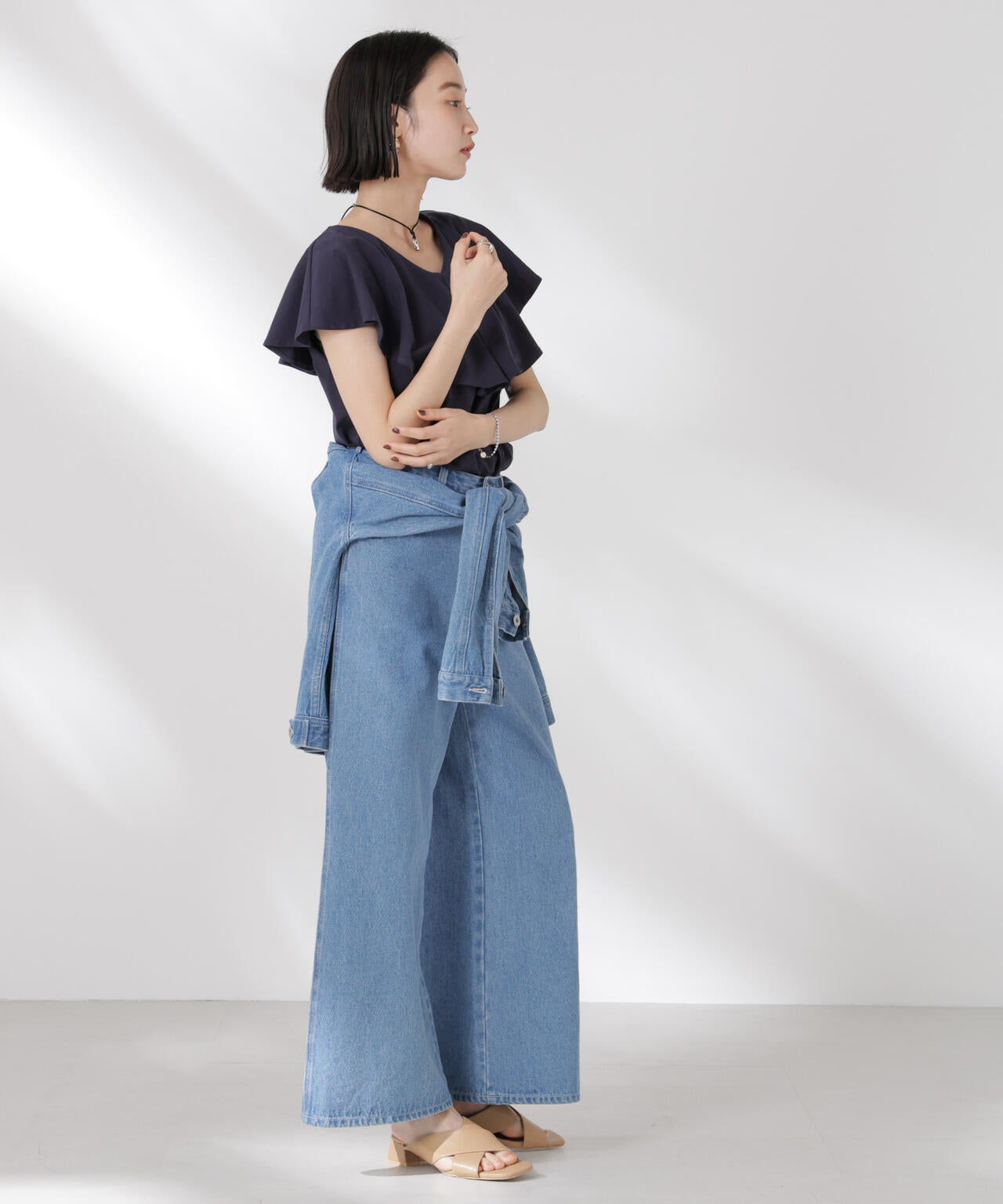 ラッフルカラーカットノースリーブトップス