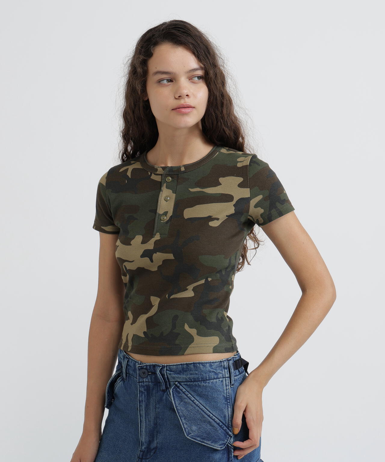 《WEB限定/DAILY/デイリー/WOMAN》RIB CAMO S/S HENLEY NECK T-SHIRT