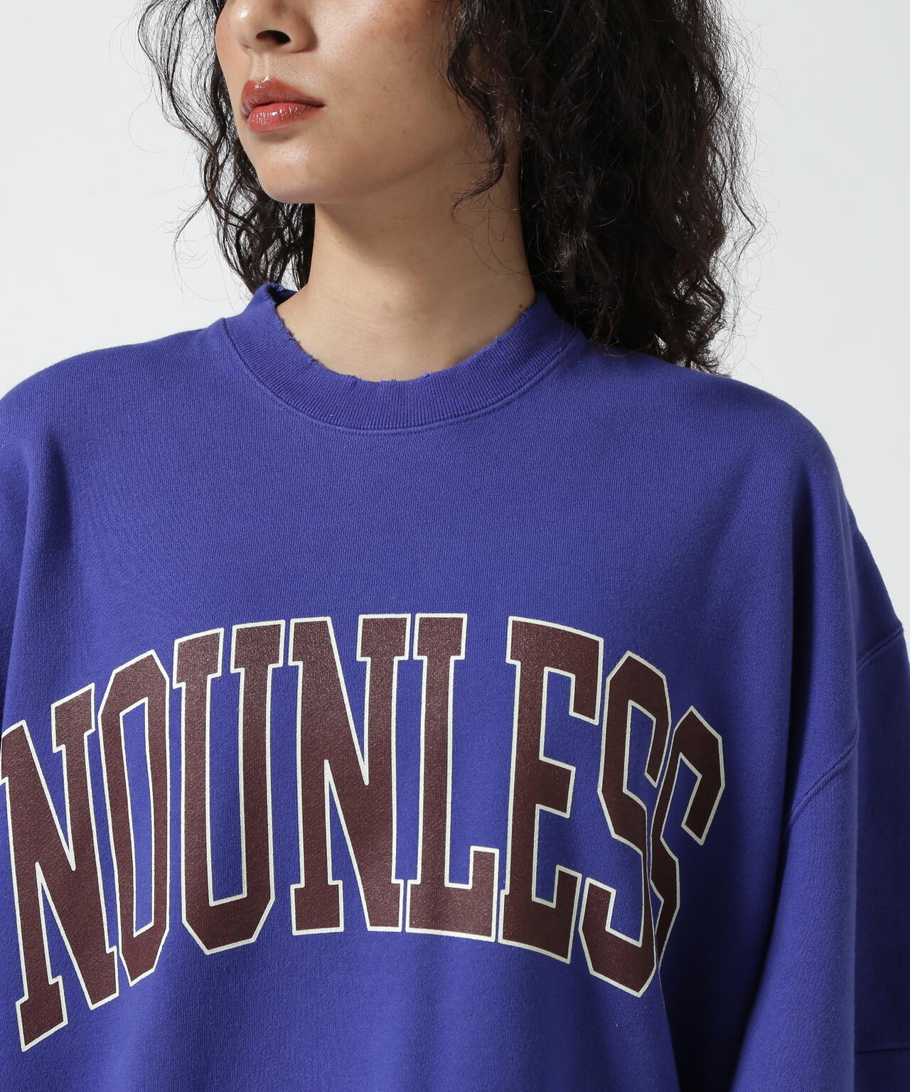 NOUNLESS（ナウンレス）別注COLLEGE LOGO OVER SWEAT