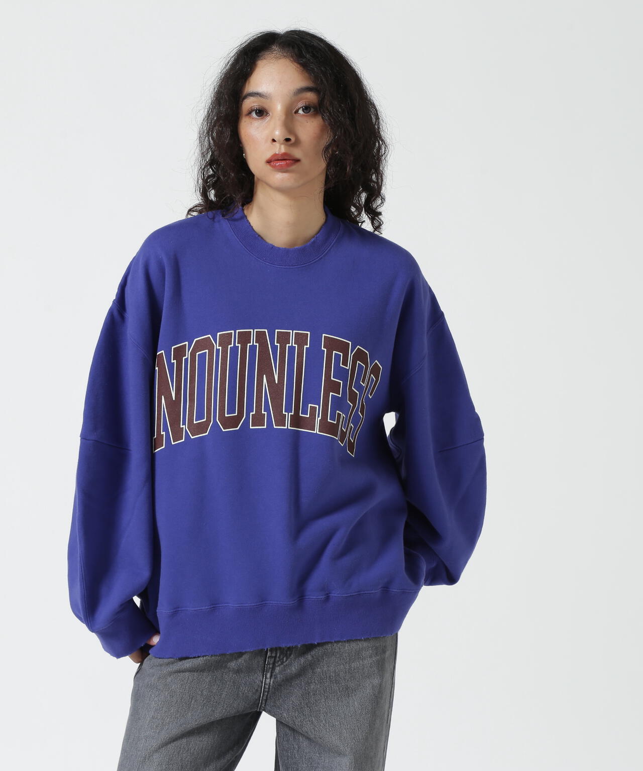 NOUNLESS（ナウンレス）別注COLLEGE LOGO OVER SWEAT